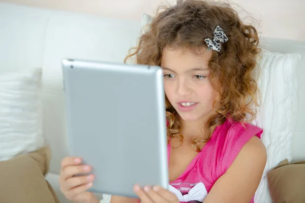 Dora Kijken Het Ipad — Stockfoto