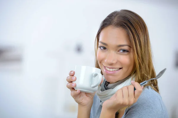 Attraente Femminile Bere Dalla Tazza — Foto Stock