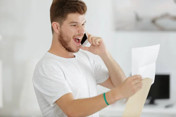 Adolescente Por Telefone Contando Boas Notícias Recebidas Por Carta — Fotografia de Stock