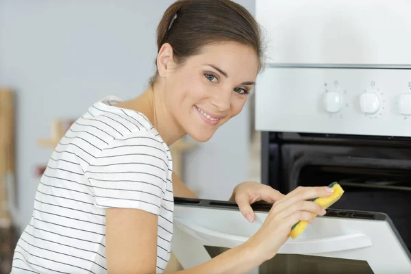 Woman Cleaning Oven — Stock Photo, Image