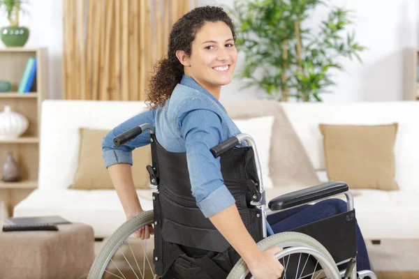 Mladá Žena Sedí Invalidním Vozíku — Stock fotografie