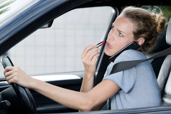 Snygg Kvinna Applicera Läppstift Bilen — Stockfoto
