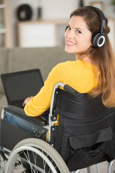 Vrouw Rolstoel Met Behulp Van Laptop Kijken Schouder — Stockfoto