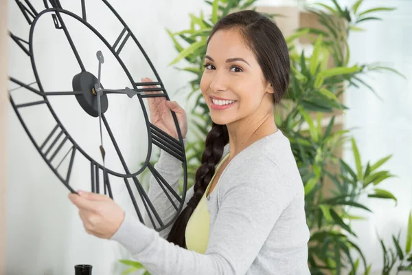 Vrouw Met Muur Klok Hand — Stockfoto