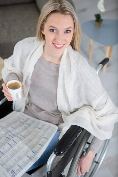 若い障害者の女性がコーヒーを飲み — ストック写真