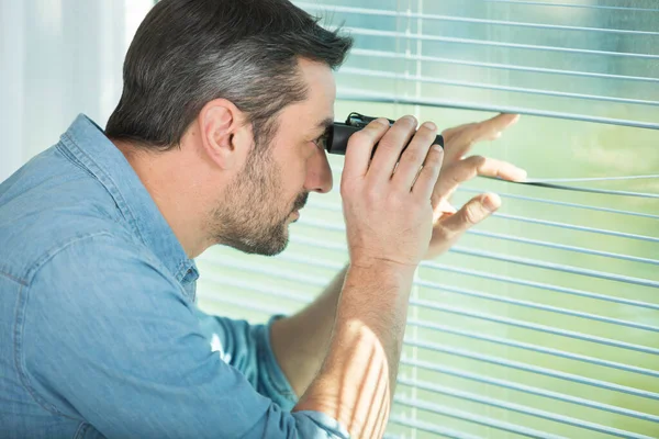 Narr Mit Fernglas — Stockfoto