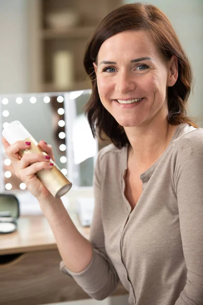 Beautiful Healthy Woman Doing Her Makeup — Stock Photo, Image