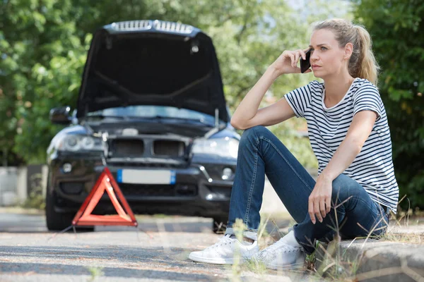 Vacker Kvinna Telefonen Har Problem Med Bilen — Stockfoto