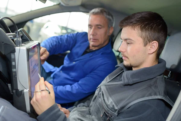 Auto Monteur Leraar Stagiair Het Uitvoeren Van Tests Monteur School — Stockfoto