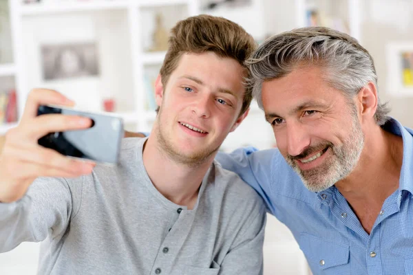 Figlio Padre Durante Conversazione Smartphone — Foto Stock