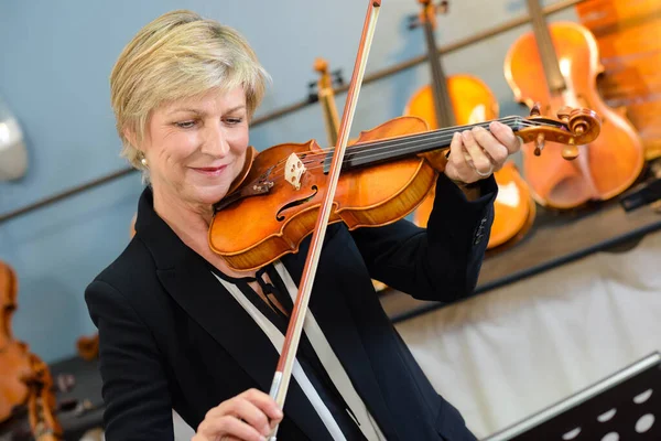 Frau Spielt Geige Und Frau — Stockfoto