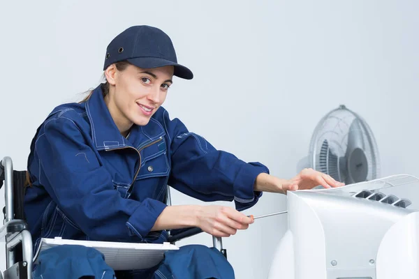 車椅子固定式暖房システムの配管工の女性は — ストック写真