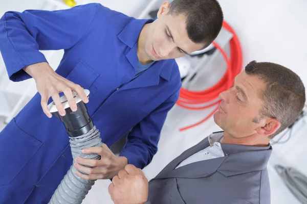 Aprendiz Masculino Instalando Sistema Ventilación Interior — Foto de Stock