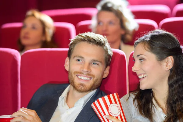 一对快乐的年轻夫妇在电影院约会 — 图库照片