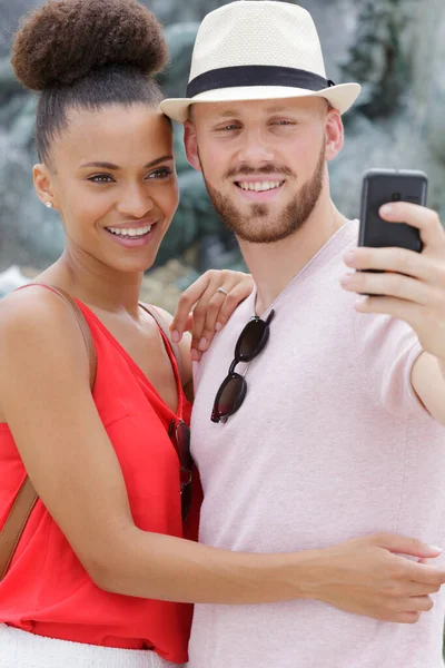Gemengd Ras Paar Het Nemen Van Een Selfie Vakantie — Stockfoto