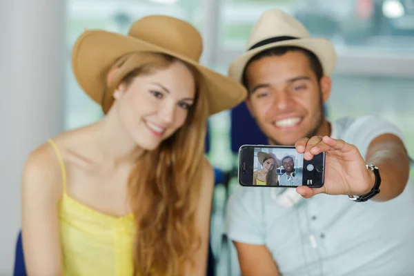 Viajando Joven Pareja Tomar Selfie —  Fotos de Stock