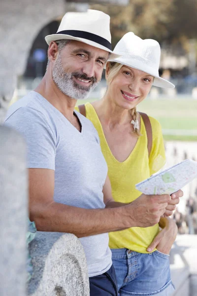 Senior Par Reser Tillsammans Med Stadskarta — Stockfoto