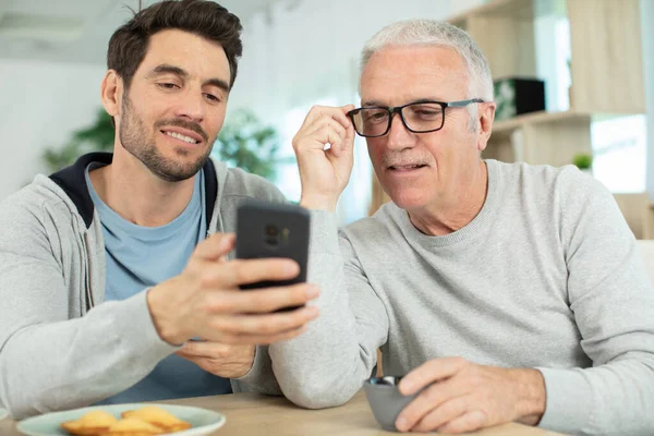 Senior Vader Zoon Controleren Mobiele Telefoon — Stockfoto