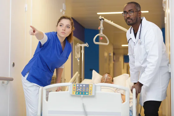 Patient Sjukhussäng Flyttas Sjukvårdspersonal Till Operationssalen — Stockfoto