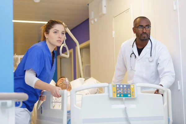 Infermiere Medico Fretta Che Portano Paziente Sala Operatoria — Foto Stock