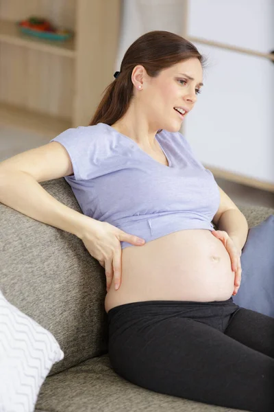 Jonge Zwangere Vrouw Met Pijn Bank — Stockfoto