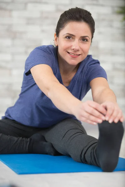 Donna Flessibile Che Raggiunge Dita Dei Piedi Durante Esercizio Stretching — Foto Stock