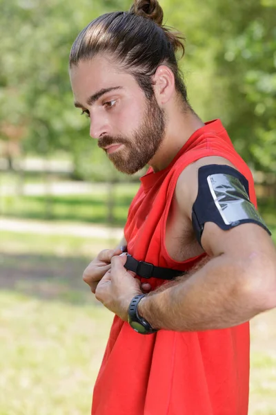 Jogger Masculino Controla Los Latidos Cardíacos Entrenamiento Aire Libre —  Fotos de Stock