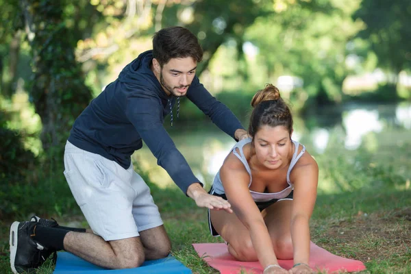 Jovem Casal Com Tapetes Exercício Lado Uma Árvore — Fotografia de Stock