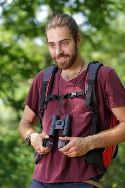 Młody Mężczyzna Turysta Lornetki Lesie — Zdjęcie stockowe