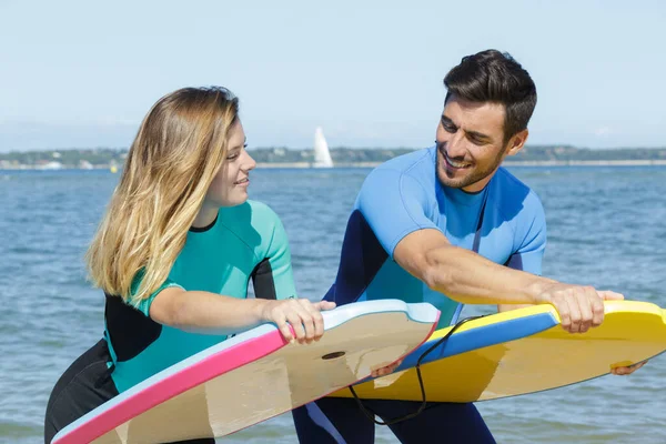 Surfer Beginner Instructeur Een Strand Met Een Surfplanken — Stockfoto