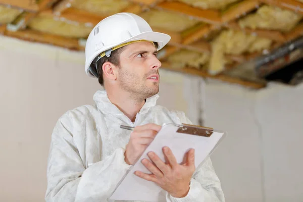 Costruttore Maschio Con Appunti Valutare Proprietà Ristrutturazione — Foto Stock