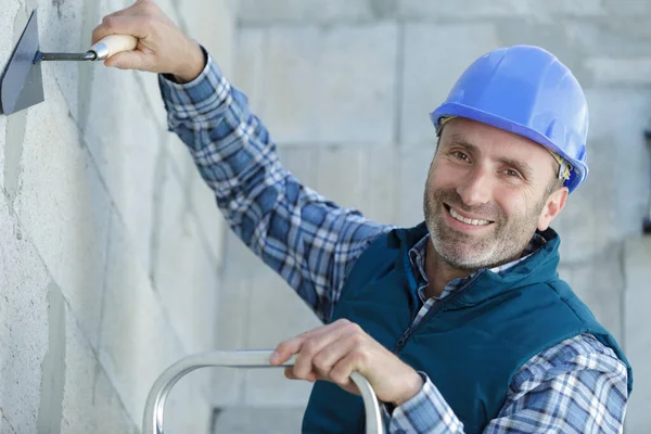 Maler Neben Einer Mauer Und Auf Einer Leiter — Stockfoto