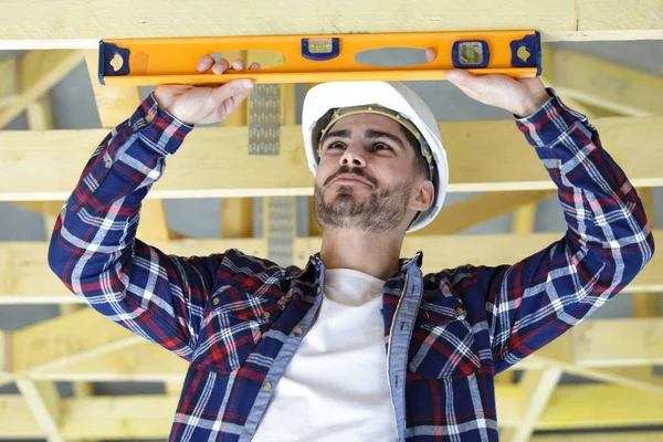 Jovem Construtor Verificando Feixe Com Nível Espírito — Fotografia de Stock