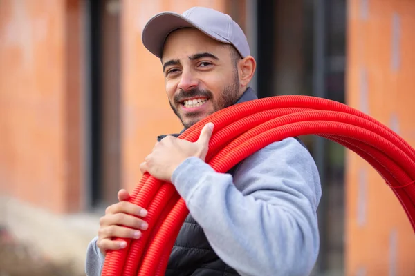 Fontanero Sosteniendo Tuberías Plástico — Foto de Stock