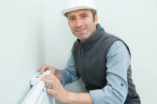 Close Termostato Fixação Encanador Masculino — Fotografia de Stock