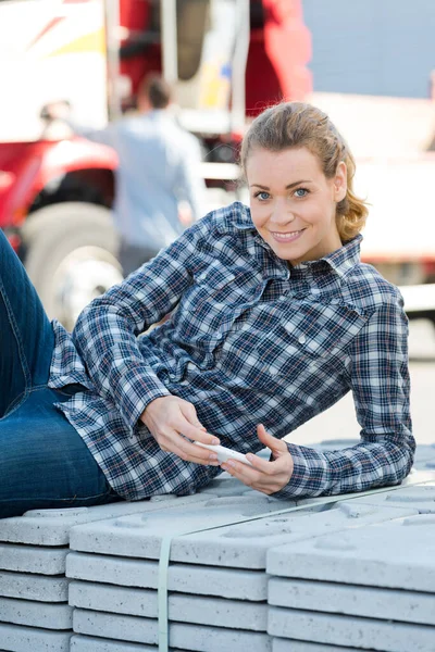 Vrouwelijke Ingenieur Aan Telefoon Buiten — Stockfoto