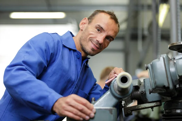 Mecânico Homem Trabalhando Com Tubo — Fotografia de Stock