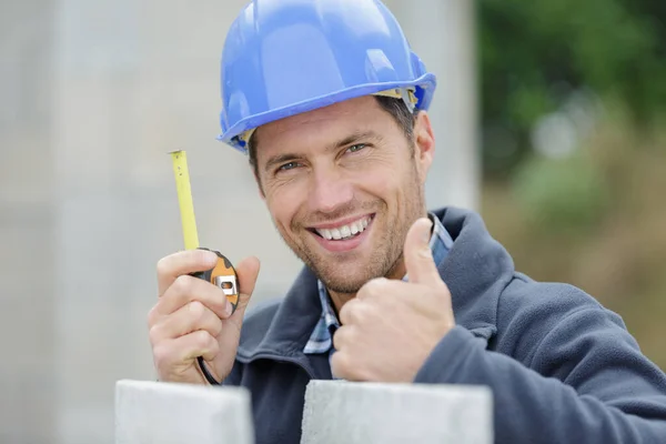 快乐而成功的建筑工人摆出一副大拇指的样子 — 图库照片