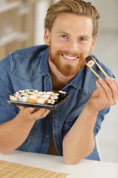 Mann Isst Sushi Und Mann — Stockfoto