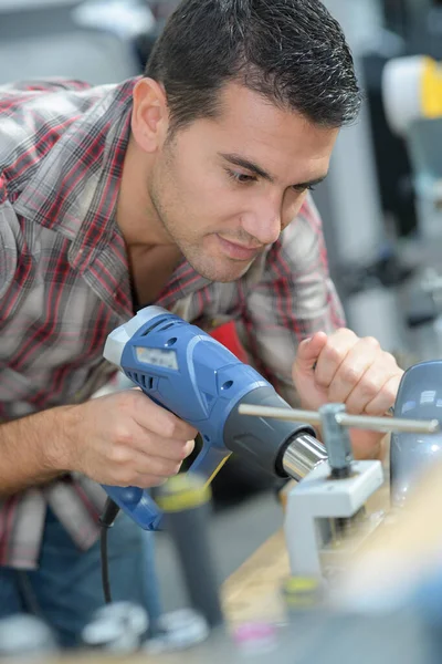 Homme Utilisant Une Colle Pistolet — Photo