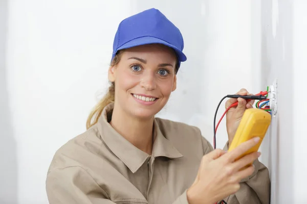 Retrato Uma Mulher Eletricista Fixação Soquete — Fotografia de Stock