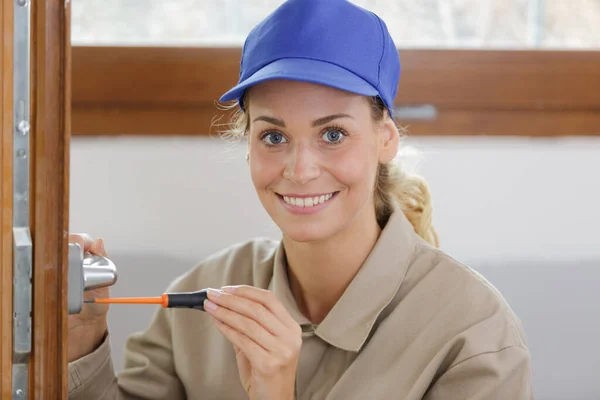 Young Woman Builder Working Using Screwdriver — Stock Photo, Image