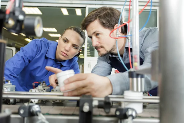 Ingenjörsutbildning Kvinnlig Lärling Produktionsmaskin — Stockfoto