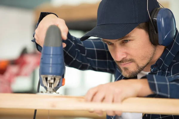 Handyman Using Electric Hacksaw — Stock Photo, Image