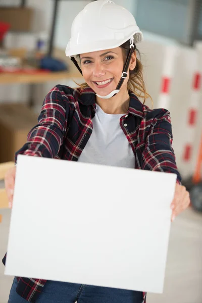 Kvinna Byggare Håller Vit Reklam Banner — Stockfoto