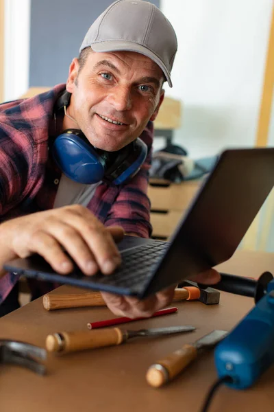 Jonge Man Controleren Van Mail Met Klanten Bestellen Laptop Computer — Stockfoto