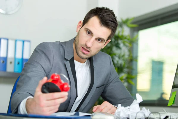 Männliche Büroangestellte Schockiert Gesichtsausdruck Blick Auf Wecker — Stockfoto