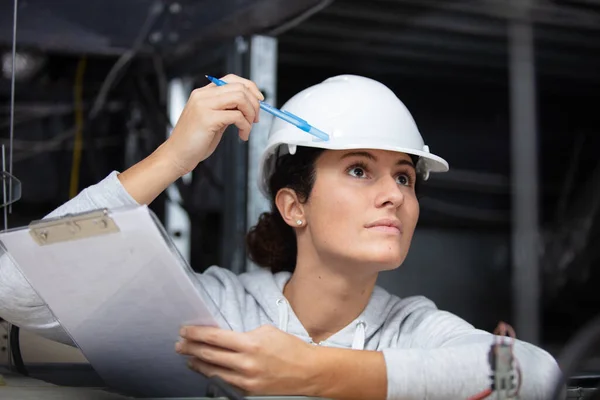 Vrouwelijke Werknemer Met Klembord Inspecteren Dakrand — Stockfoto