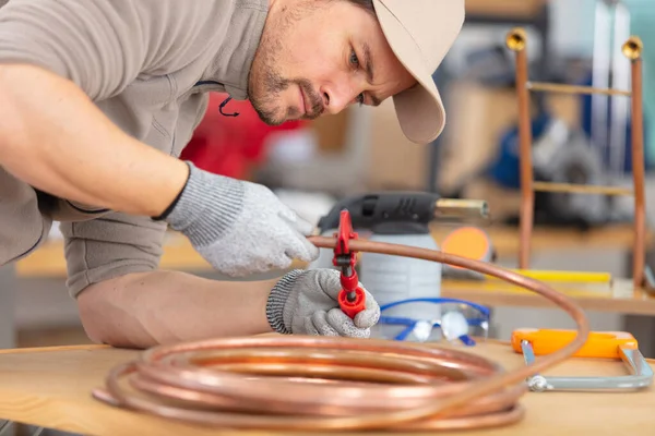 Plumber Cutting Copper Pipe Pipe Cutter — Stock Photo, Image