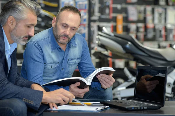 Homme Employé Magasin Dans Magasin Moto Vérifiant Catalogue — Photo